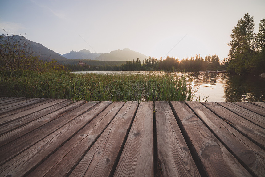 高山湖阳光明晨的风景图片