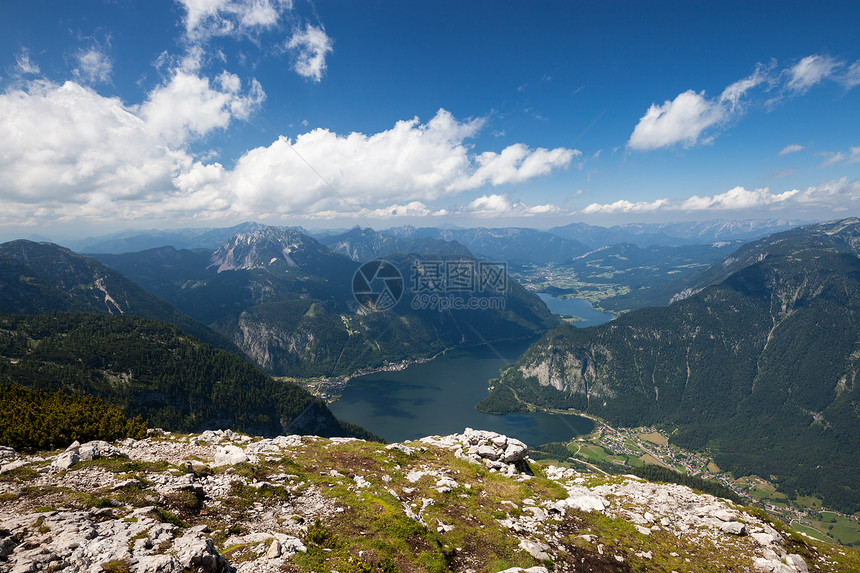 从高角度对Hallstat湖和阿尔卑山进行全景空中观测图片