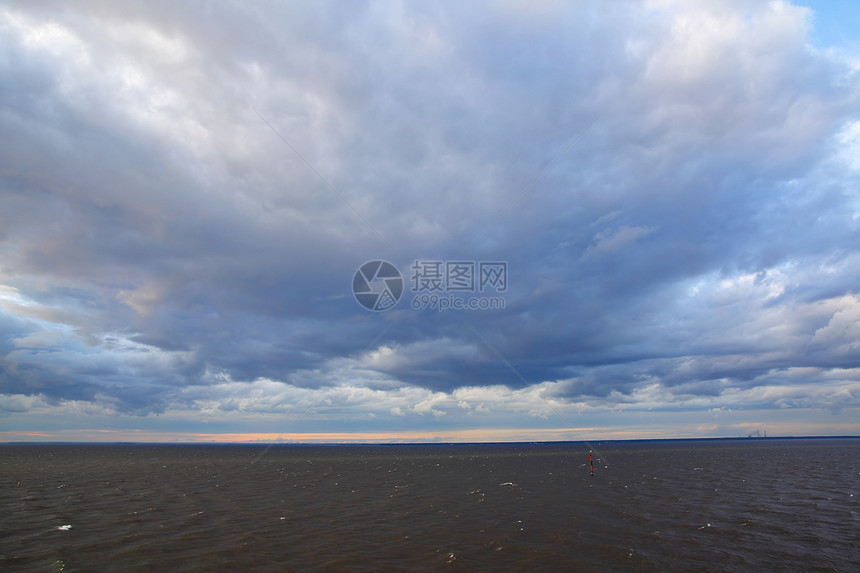 芬兰波罗的海湾上空暴云水地貌图片