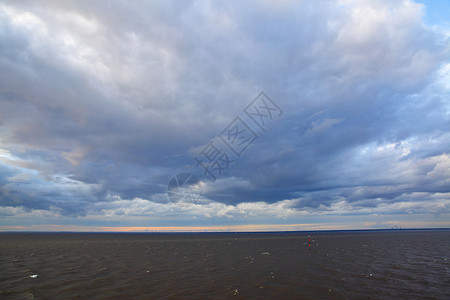 骚乱芬兰波罗的海湾上空暴云水地貌背景