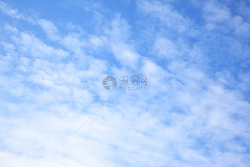 蓝色天空中光云的纹理幕背景图片