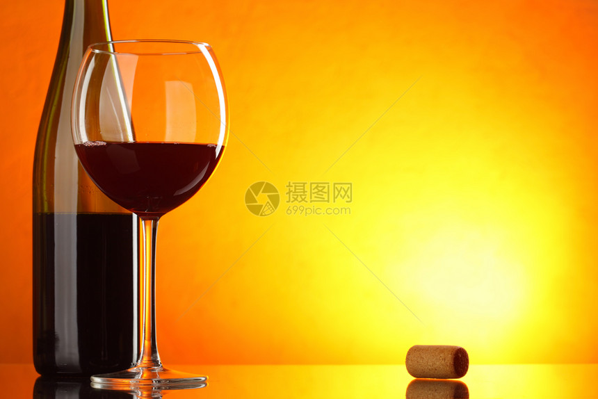 红葡萄酒与玻璃和瓶装的静止生命有较大的文字空间图片