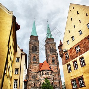 德国纽伦堡街和圣塞巴杜教堂图片