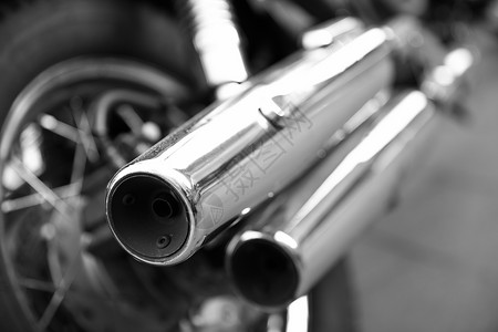 一辆摩托车的铬排气管黑色和白的图像浅DOF高清图片