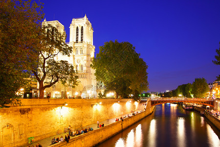 法国巴黎和塞纳河圣母院夜间图片