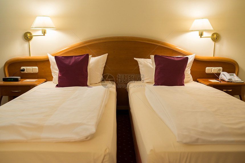 旅馆房间的双床和图片