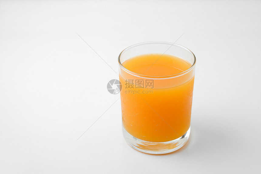 白上隔绝的橙汁杯图片