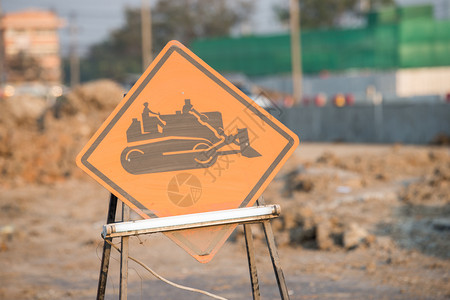 公路上建筑车辆的警告标志图片