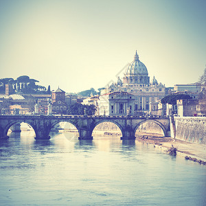 罗马的Tiber河和BasilicadiSanPietro图片