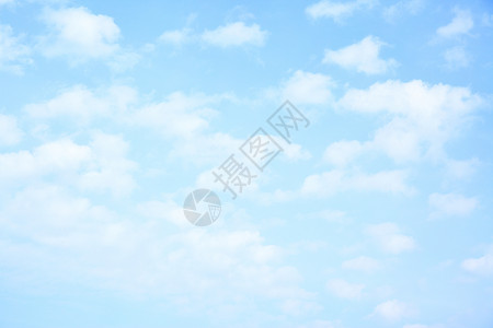 有云的浅蓝天空可用作背景高清图片