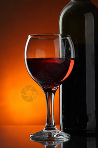 黑色红底酒杯和一瓶背景图片