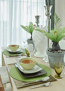 餐桌上的绿色餐具图片