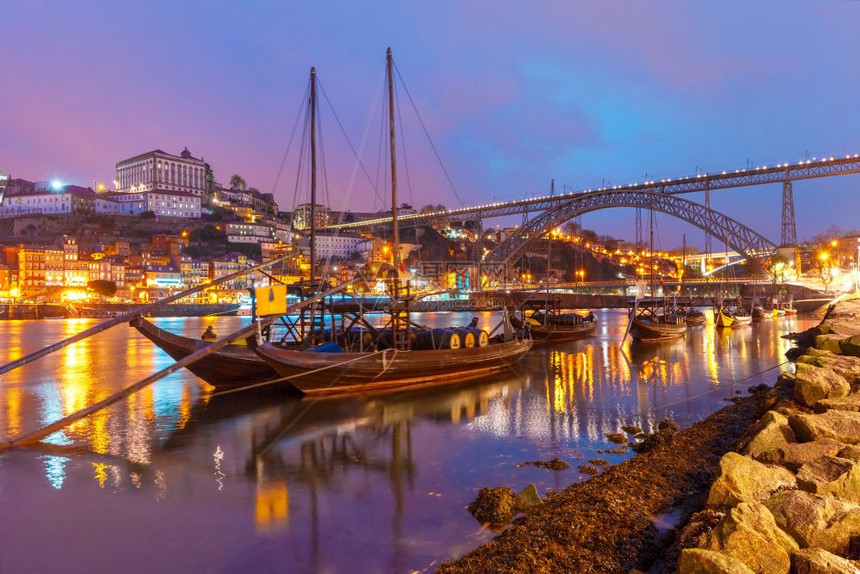 葡萄牙波尔图多罗河上的拉贝船葡萄牙波尔图多罗河里贝拉和多姆路易斯一号或铁桥上传统的拉贝罗船其背景为葡萄牙波尔图在杜罗河里贝拉和多图片