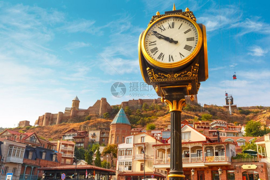 城市时钟和古代堡垒的惊人景象图片