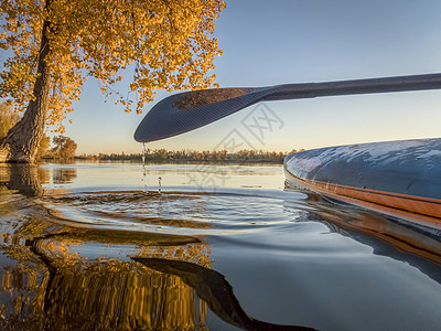 起立在湖上用碳纤维板在湖上挂着碳纤维板带落色低角度视图背景图片