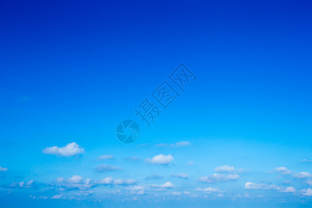 有云的蓝天空背景图片