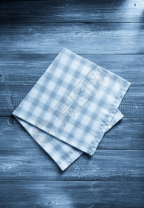 木桌背景的布巾图片