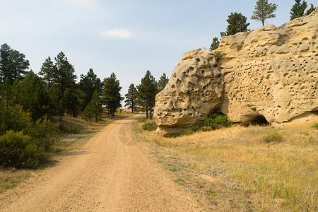 美国蒙大拿州通过药品岩石的碎路图片