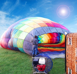 降落伞热气球字段中多彩热气球背景