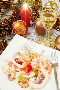 圣诞冷餐圣诞节桌上的海鲜沙拉背景