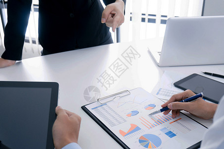 商界人士与同事和企业平板电脑作为会议概念介绍情况设备高清图片素材