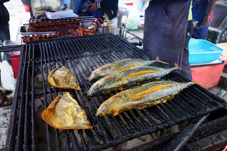 夜烧烤毛笔字沙巴马来西亚婆罗洲夜间市场的灰鱼背景