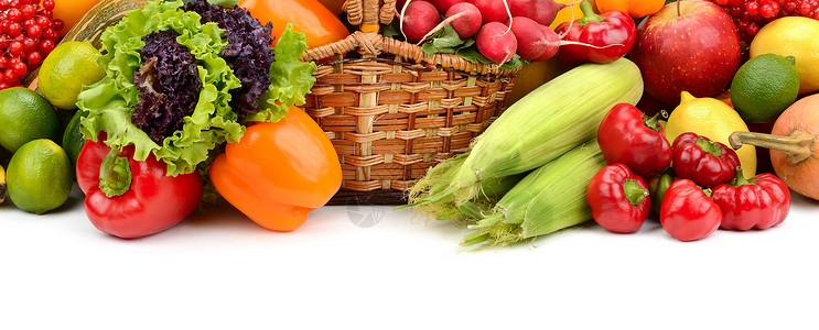 水果和蔬菜在白的篮子里图片