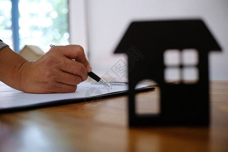 商业人员签署与房地产代理商交易的合同顾问概念和家庭保险房地产经纪人高清图片素材