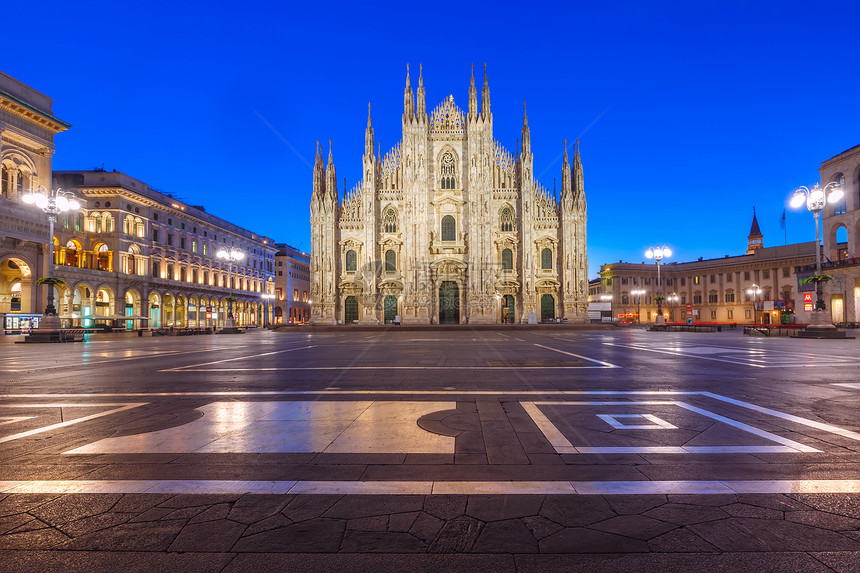 意大利米兰Duomo夜间广场大教堂Duomo米兰大教堂或迪奥莫教堂EmanueleIIGalleriaVittorioII和Ar图片