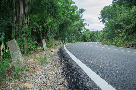 山林中的道路背景图片