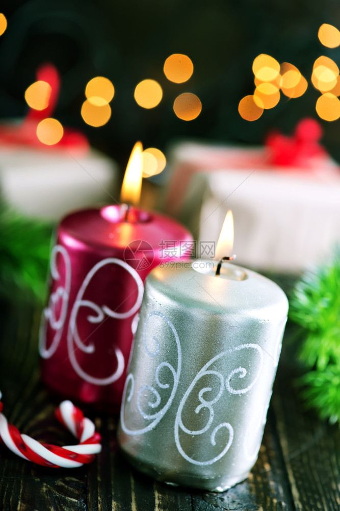 圣诞节背景蜡烛上的装饰图片