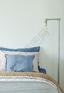 以蓝色和灰的床边工业风格阅读灯用蓝色和灰制床铺图片