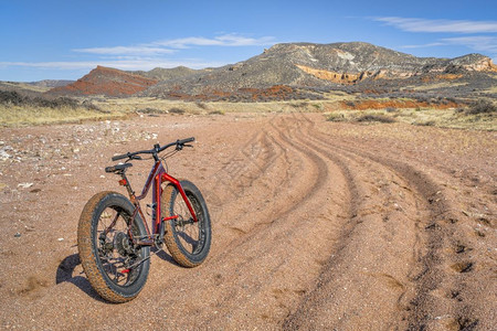 轮胎轨迹在科罗拉多州柯林斯堡以北红山露天大洞清洗轨迹背景