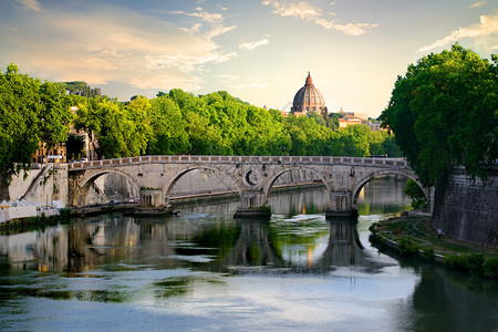在意大利罗马的西斯托桥和蒂贝尔河的视图图片