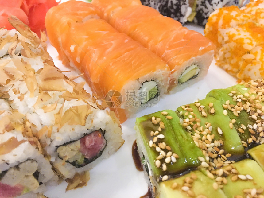 寿司卷加鲑鱼亚洲美味海鲜图片