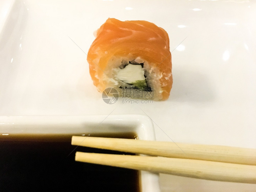 寿司卷加鲑鱼亚洲美味海鲜图片
