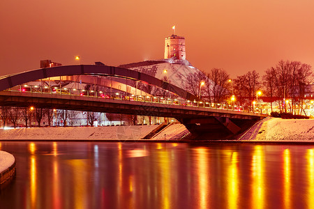 立陶宛格迪米纳斯塔和明道加斯大桥夜景高清图片