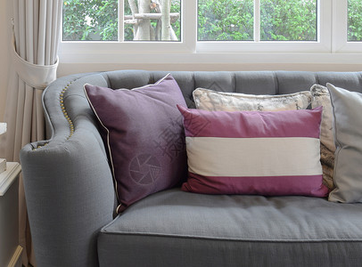 豪华客厅设计配有经典沙发和装饰紫色枕头图片