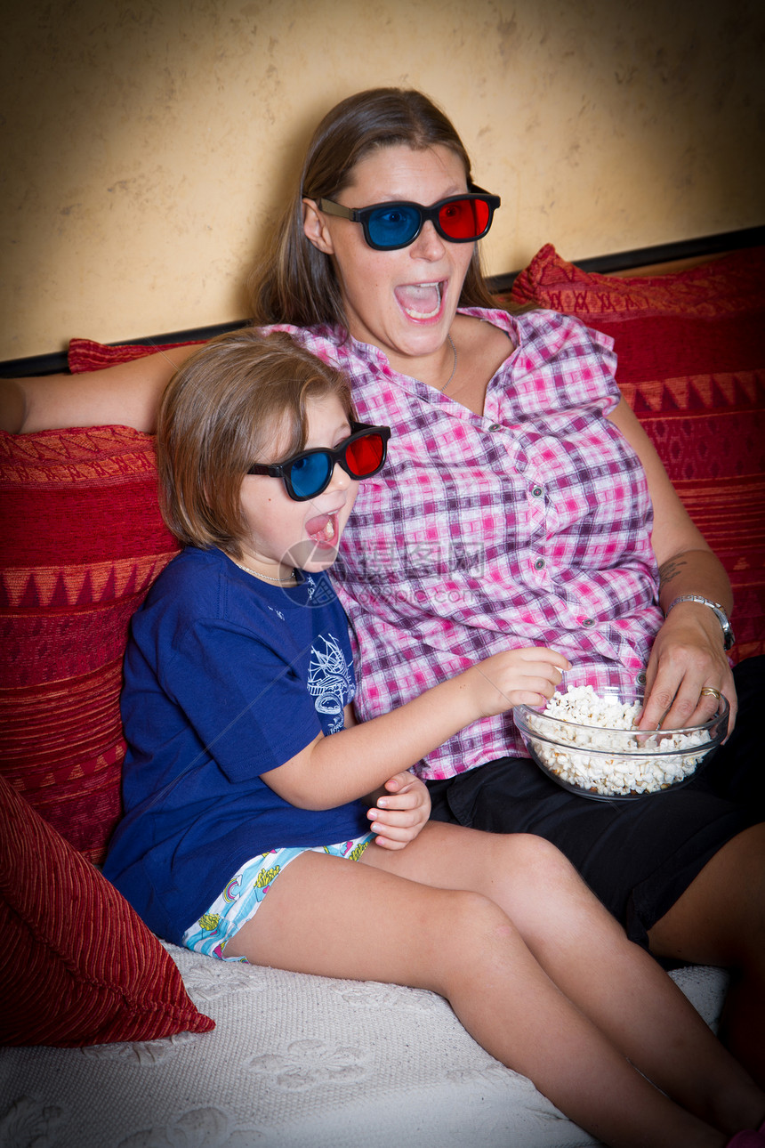 带着3D眼镜的妈和女儿尖叫着在看电影图片
