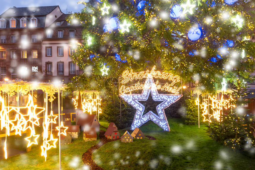 在法国阿尔萨斯州特拉堡的圣诞树节和在法国阿尔萨斯州特拉堡旧城KleberPlace装饰和照亮晚上在法国阿尔萨斯州特拉堡老城的Kl图片