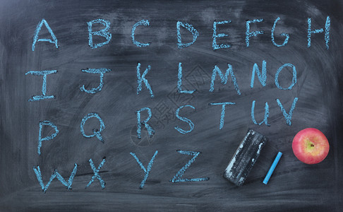 黑板上用橡墨和苹果拼写的字母蓝图片