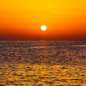 海面上美丽的日落天空背景图片