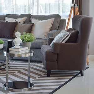 现代客厅设计配有棕色沙发和扶手椅图片