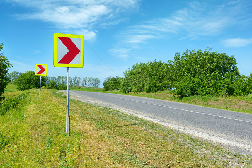 道路危险转弯的警告信号图片