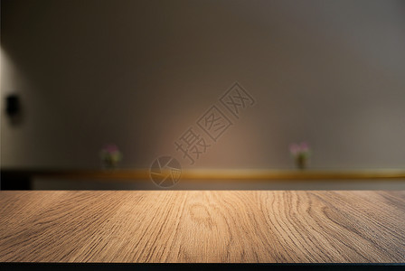 蒙版背景在餐厅的抽象模糊布基背景面前的空暗黑木桌可以用于显示或蒙合您的产品背景