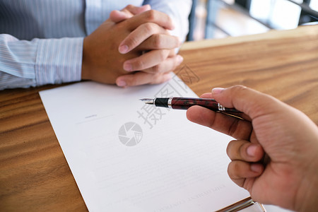 商业人员签署订合同处理伙伴关系协议概念图片