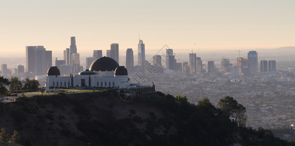 格里菲斯天文台修道院在地面占主导位以洛杉矶城市的天线为背景背景