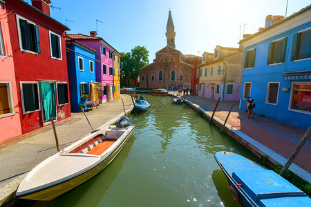 意大利布罗拉诺夏季的船和有色房屋图片