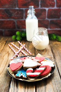 牛奶背景的圣诞节姜饼图片