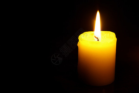 黑色背景上燃烧蜡烛背景图片